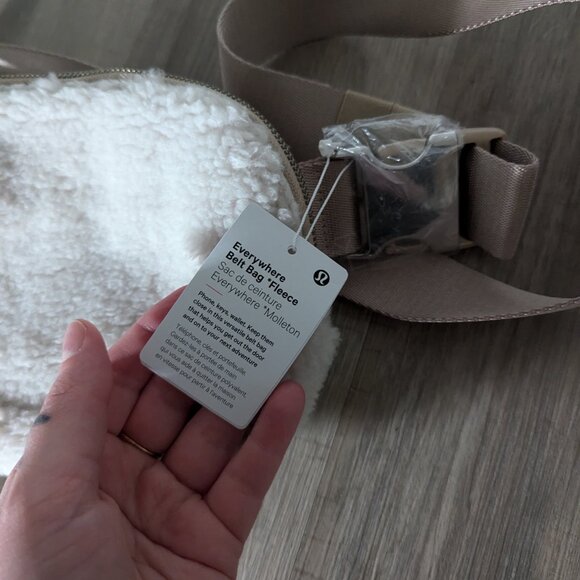 NWT Lululemon Everywhere Fleece Belt Bag Natural Ivory - Picture 4 of 5